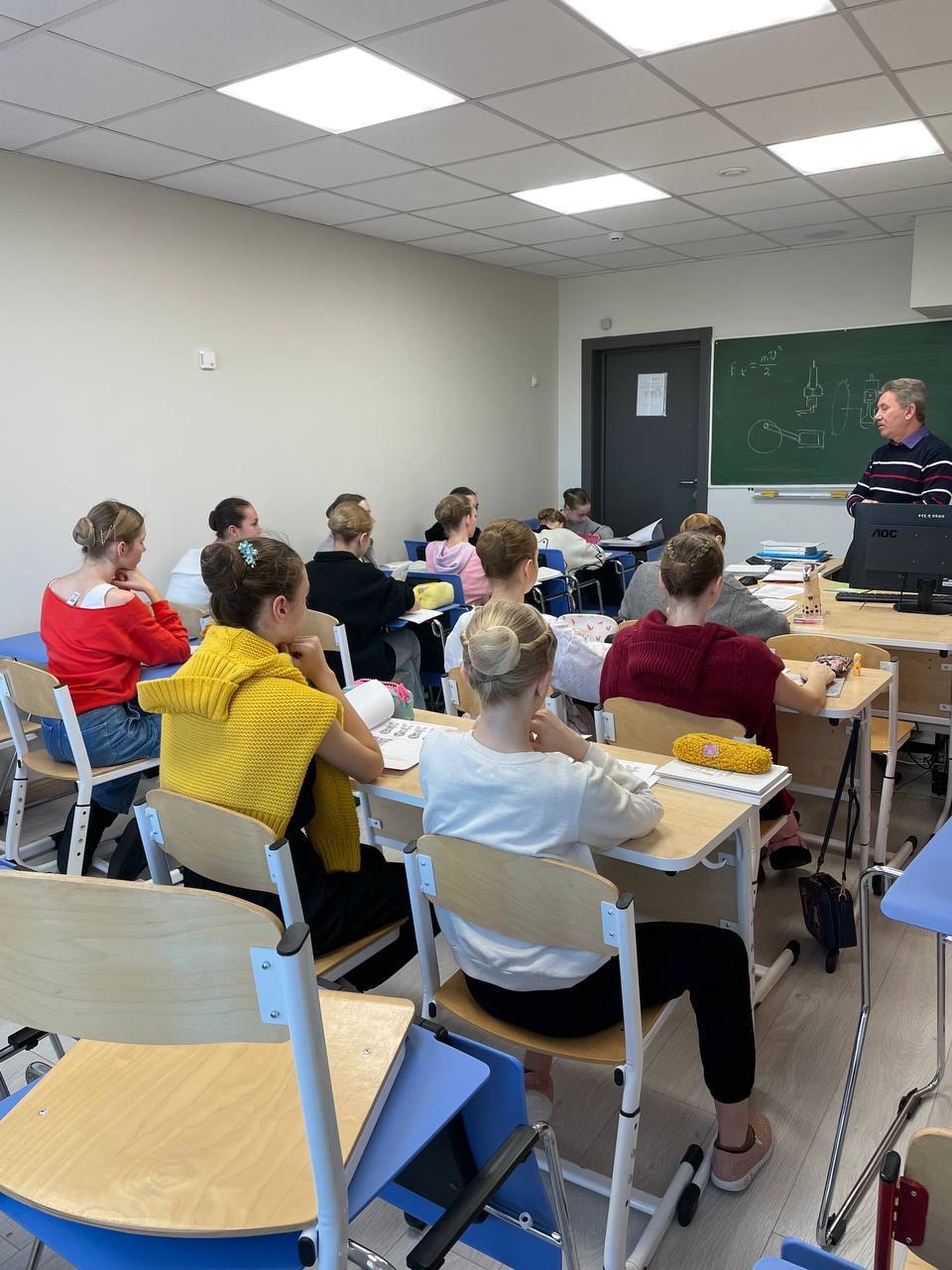 22 ноября в группе 4(8) класса Красногорского хореографического училища прошел открытый урок по физике.