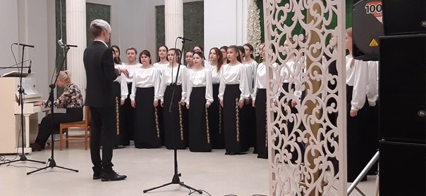 Во дворце торжеств "Центральный" г. Серпухова успехом прошел концерт академического хора отдела хорового дирижирования.